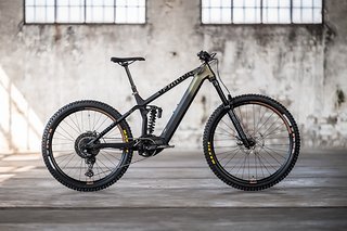 NS Bikes E-Fine 1 mit 170/160 mm Federweg und RockShox-Fahrwerk