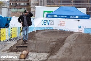 Ein Mann, ein Besen. Für den Aufbau der E-MTB Strecke, so wurde uns glaubhaft versichert, gab es einen Bagger.