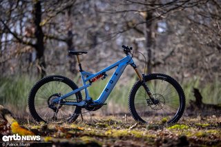 DH-Federweg, Radstand und Lenkwinkel: Das Nox Amplifier zeigt schon beim Blick aufs Datenblatt, dass es maximal auf die Abfahrt maßgeschneidert ist.