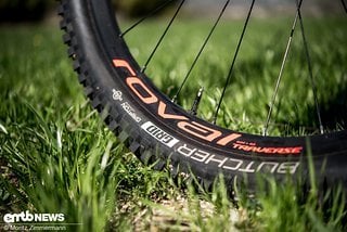 Mit den Specialized Roval-Laufrädern und den 2,6" dicken Butcher-Reifen haben wir im Test gar keine Probleme