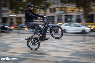 Wer sagt, dass Mini-E-Bikes auf der Straße keinen Spaß machen, der sollte mal unseren Tester fragen