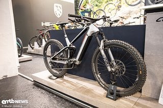 Das Conway Xyron 927 rollt auf 27,5"-Carbon-Laufrädern der Marke DT Swiss, die mit grobstolligen Reifen von Schwalbe bestückt sind