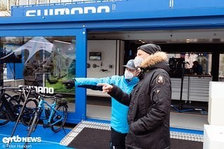 Da entlang. Shimano Mitarbeiter weisen den Weg