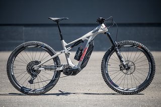 Der Prototyp dient dazu, das Design zu prüfen und das Bike an sich auf dem Trail – also unter ganz realen Bedingungen und über einen längeren Zeitraum hinweg – auf Herz und Nieren zu testen.