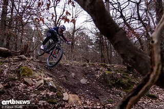 Trotz nur 140 mm Federweg am Heck macht das Path Riot auch in rumpeligen Sektionen viel Spaß.