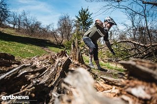 Ein wichtiges Kriterium beim Bewerbungsgespräch: Im Job eines Testers muss man auch ohne Bike a.) gut in der Kurve liegen und b.) sich das Fahrmanöver bildlich vorstellen und c.) selbiges auch visualisieren können.