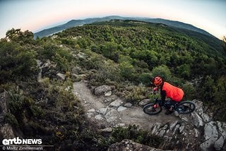 Uphills mit losen Steinen fahren wir nicht bei voller Unterstützung