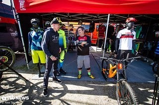 Troy und Marketing-Manager Craig “Stikman” Glaspell am Troy Lee Designs-Stand beim Sea Otter