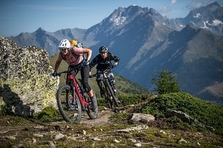 Kathi Kuypers, Olly Wilkins und der Fotograf Nathan Hughes erleben im Aostatal ein echtes E-Dventure