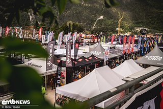 Beim Bike Festival 2022 in Riva del Garda gibt es, neben unzähligen Fahnen, auch jede Menge aktueller Produkte zu entdecken.