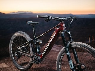 Das Topmodell kommt mit Öhlins Federelementen und dank Shimano XT Di2 mit der Free-Shift-Technologie, die ein Schalten ohne Treten erlaubt.