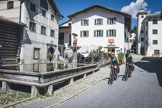 … dort steht der grösste Holzbrunnen Europas