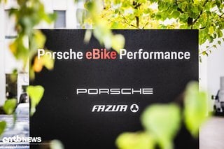 2022 übernahm Porsche die Mehrheitsanteile an Fazua und gliederte die Marke in „Porsche eBike Performance“ ein.