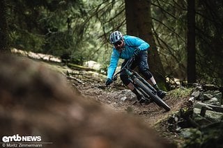 Das tief abgesetzte Oberrohr bietet viel Spielraum, um das E-MTB zwischen den Beinen in die Kurve zu drücken.