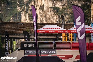 Auf dem Dach von SRAM-Truck werden im Laufe des Festivals einige kühle Cola und Bier getrunken. Die Aussicht von da oben ist übrigens super!