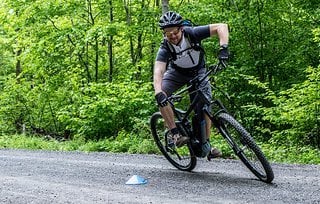 Marc zeigt wie man das E-Bike um enge Kurven zirkelt