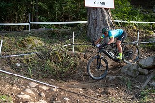 Nathalie Schneitter holt sich bei der Generalprobe zur UCI E-MTB WM in Val die Sole den Sieg