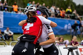 „What a race!“ Im Ziel gab es direkt Glückwünsche von der Zweitplatzierten.