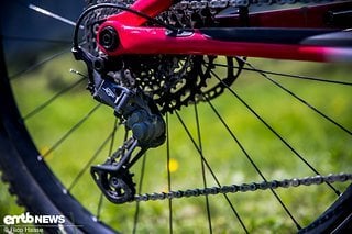 Die 12 Gänge wechselt ein Shimano XT-Schaltwerk