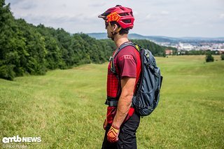 Der Rucksack ist lang und der Protektor im Inneren schützt den Rücken bis hinunter zum Steißbein