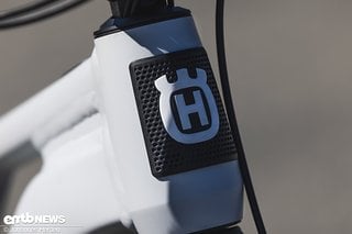 So kennt man das Headtube an Husqvarna E-Bikes: prominent platziertes Logo.