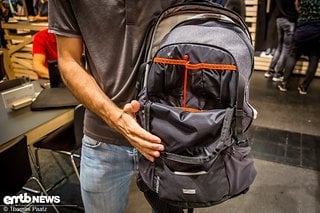 Der vordere Teil des Rucksacks bietet mehrere Verstaumöglichkeiten für Werkzeug und Dinge die man halt so braucht