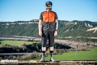 Rico ist 1,83 m groß und bringt runde 90 kg auf die Waage. Outfits in der Größe L passen ihm eigentlich immer.