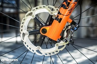 Die 4-Kolben-Scheibenbremse von Shimano ist bissig und gut dosierbar