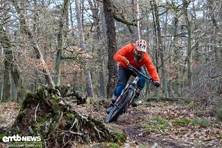 In Kurven möchte das lange eMTB mit etwas Kraft gedrückt werden