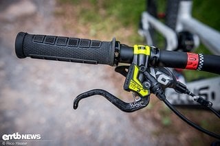 Fabian bremst mit Magura MT7 Raceline-Bremsen und mag den weichen Gummi der ODI-Griffe