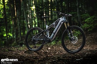 Der Akku – wahlweise 600 oder 800 Wh Kapazität – lässt sich über eine große Öffnung bequem entnehmen.