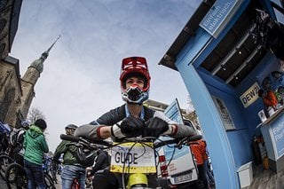 Auch im Großstadtdschungel manchmal ganz hilfreich: Full-Face-Helme!