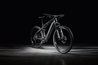 Porsche E-Bike Cross – 120/100 mm Federweg in einem stylischen Carbonrahmen.