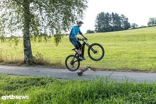 Volle Spannung zwischen Pedalen und Lenker, die Füße drücken gegen die Pedalflächen!