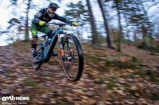 „Yeehaa! Was für ein Spaß! Geiler Hobel!“ – ruft Rico, Testschef bei eMTB-News, als er auf die Downhill-Passage abbiegt