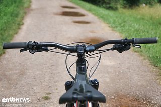 Das Cockpit mit einer Menge Leitungen und Kabel