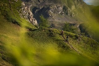 Auf Handtuchbreiten Trails haben Kathi & Olly viel Spaß bei ihrem E-Dventure im Aostatal