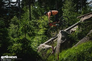 Unser Tester Mitch zeigt, wie man mit dem No Pogo SL Spaß hat.