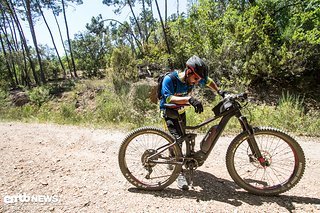 Am Ende von Stage 3 war die Qual offensichtlich. Staub, Hitze, Stages, Anstiege – auch mit dem E-Bike kein Zuckerschlecken.