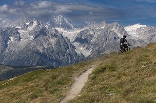 Die Strecke der E-Tour du Mont Blanc führt durch die Schweizer Alpen und bietet eine atemberaubende Kulisse.