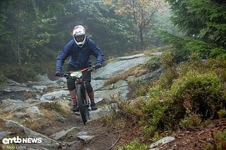 Alexander Neumann zirkelt sind Kenevo durch Ideallinie des technischen Starts von Stage 2