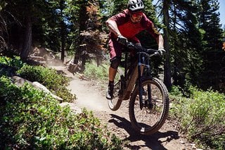 Sanft und entschlossen schiebt das Kenevo auch in der Ebene voran – allein die schiere Länge des Bikes sorgt dafür, dass man in engeren Passagen mehr Nachdruck benötigt.