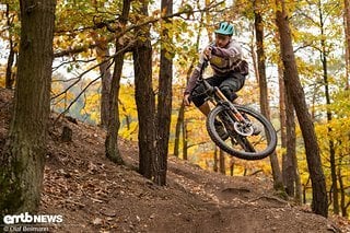 Das Fahrwerk bietet genügend Gegenhalt, um das E-Enduro problemlos in die Luft zu befördern