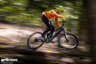 Meiner Meinung nach macht das Rose Slab Plus auf dem Trail eine hervorragende Figur als spaßiger Allrounder. Meiner Meinung nach macht das Rose Slab Plus auf dem Trail eine hervorragende Figur als spaßiger Allrounder.