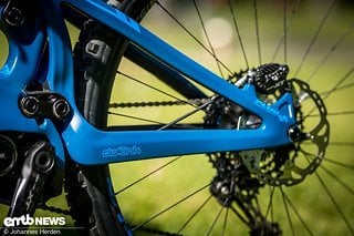 Mit 438 mm Länge fallen die Kettenstreben für ein 29" E-Trailbike extrem kurz aus