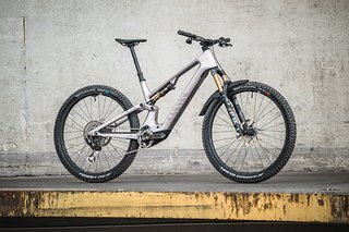 Federweg: 140 mm / 140 mm | Gewicht: 19 kg | Preis: 7.499 € (UVP)