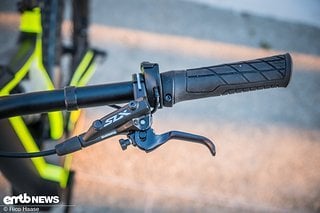 Die kleinen Bremshebel der Shimano SLX-Bremse liegen ebenso gut in der Hand, wie die Ergon-Griffe