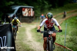 Nathalie Schneitter gibt ihr letztes Hemd und ballert im Sprint über den Trail