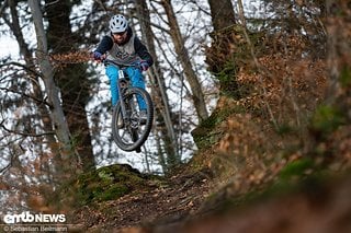 Auch kleine Sprünge nimmt das Trance X mit seinem 140 mm Federweg im Heck gefällig mit.