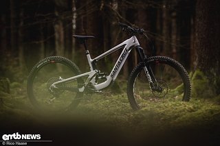 Santa Cruz Heckler – Light-E-MTB mit Fazua Ride 60 Motorsystem, Carbonrahmen und ordentlich viel Federweg.